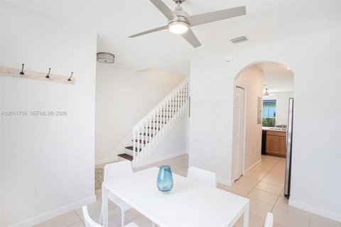 Townhouse in Homestead, Florida 2 bedrooms, 119.84 sq.m. № 2075356 - photo 2