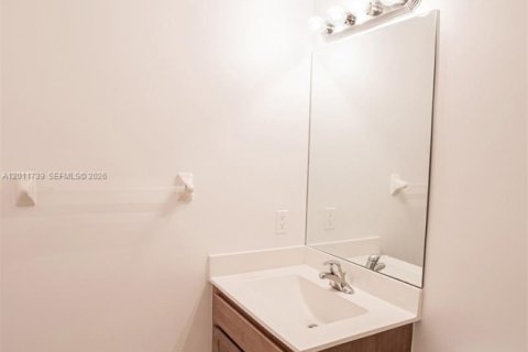 Townhouse in Homestead, Florida 2 bedrooms, 119.84 sq.m. № 2075356 - photo 13