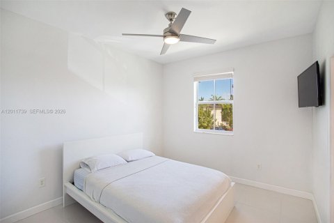 Townhouse in Homestead, Florida 2 bedrooms, 119.84 sq.m. № 2075356 - photo 15