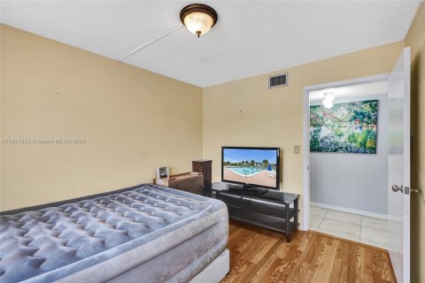 Condo in North Lauderdale, Florida, 3 bedrooms № 2082298 - photo 13