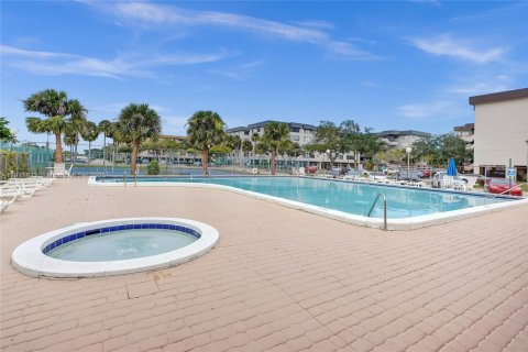 Condo in North Lauderdale, Florida, 3 bedrooms № 2082298 - photo 22