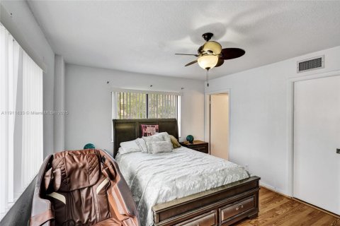 Condo in North Lauderdale, Florida, 3 bedrooms № 2082298 - photo 16