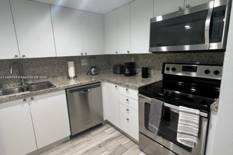 Condominio en alquiler en Weston, Florida, 1 dormitorio, 78.5 m2 № 1925502 - foto 2