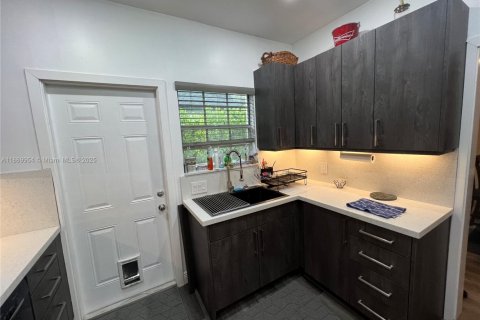 Купить виллу или дом в Саут-Майами, Флорида 3 спальни, 103.49м2, № 1896053 - фото 16