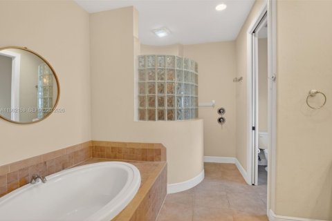 Купить виллу или дом в Кейп-Корал, Флорида 3 спальни, № 2048576 - фото 14