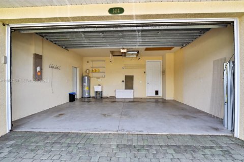 Купить виллу или дом в Кейп-Корал, Флорида 3 спальни, № 2048576 - фото 24