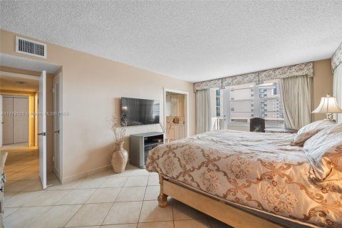 Condo in Hollywood, Florida, 2 bedrooms  № 1623141 - photo 16