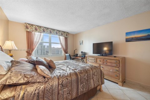 Condo in Hollywood, Florida, 2 bedrooms  № 1623141 - photo 13