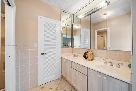 Condominio en alquiler en Hollywood, Florida, 2 dormitorios, 135.54 m2 № 1623141 - foto 17