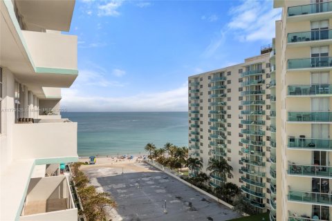 Condo in Hollywood, Florida, 2 bedrooms  № 1623141 - photo 25