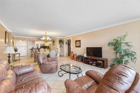 Condominio en alquiler en Hollywood, Florida, 2 dormitorios, 135.54 m2 № 1623141 - foto 4
