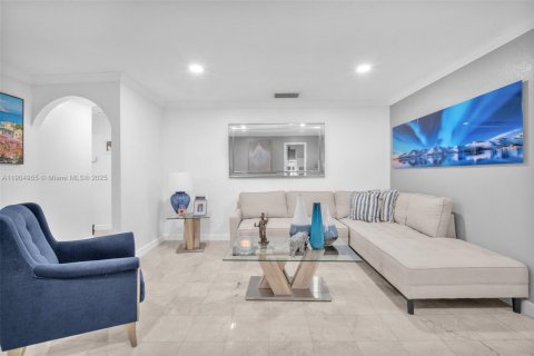 House in Miami, Florida 4 bedrooms, 186.27 sq.m. № 1955951 - photo 19