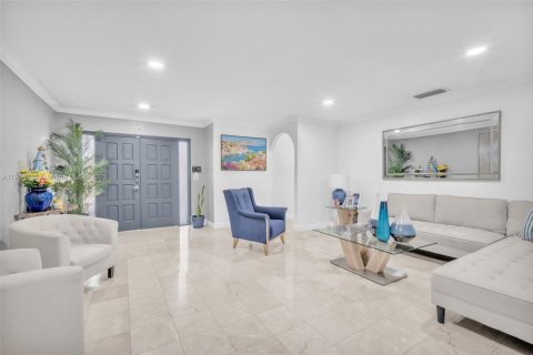 House in Miami, Florida 4 bedrooms, 186.27 sq.m. № 1955951 - photo 18