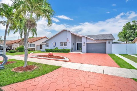 House in Miami, Florida 4 bedrooms, 186.27 sq.m. № 1955951 - photo 1