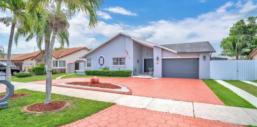 House in Miami, Florida 4 bedrooms, 186.27 sq.m. № 1955951