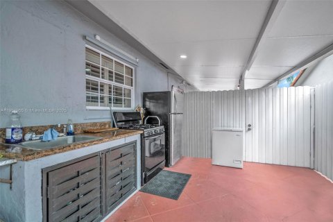 House in Miami, Florida 4 bedrooms, 186.27 sq.m. № 1955951 - photo 14