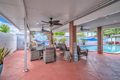 House in Miami, Florida 4 bedrooms, 186.27 sq.m. № 1955951 - photo 12