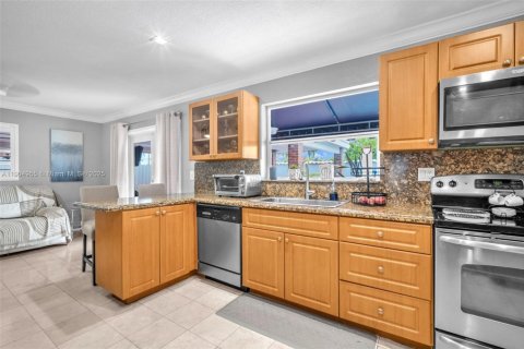 House in Miami, Florida 4 bedrooms, 186.27 sq.m. № 1955951 - photo 24