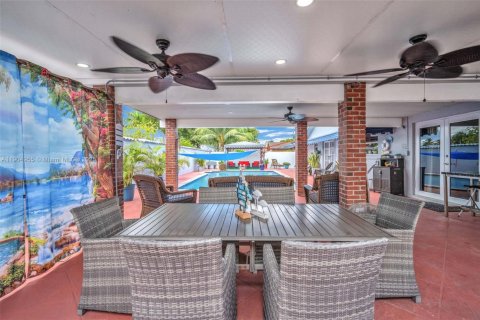 House in Miami, Florida 4 bedrooms, 186.27 sq.m. № 1955951 - photo 13