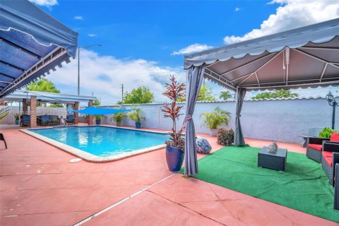 House in Miami, Florida 4 bedrooms, 186.27 sq.m. № 1955951 - photo 9