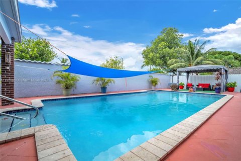 House in Miami, Florida 4 bedrooms, 186.27 sq.m. № 1955951 - photo 8