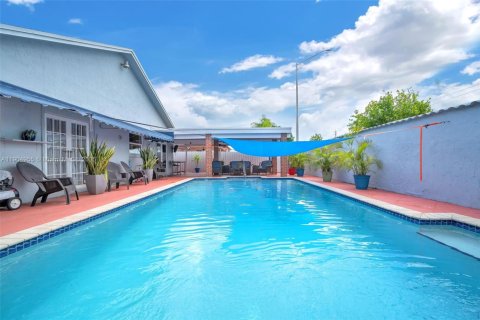 House in Miami, Florida 4 bedrooms, 186.27 sq.m. № 1955951 - photo 6