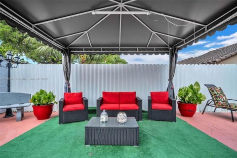 House in Miami, Florida 4 bedrooms, 186.27 sq.m. № 1955951 - photo 16