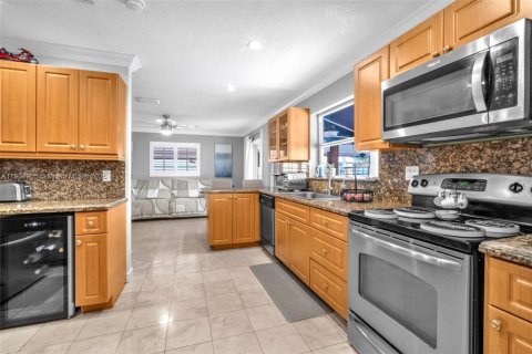 House in Miami, Florida 4 bedrooms, 186.27 sq.m. № 1955951 - photo 23