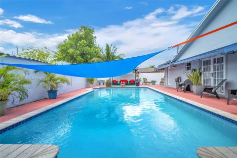 House in Miami, Florida 4 bedrooms, 186.27 sq.m. № 1955951 - photo 7