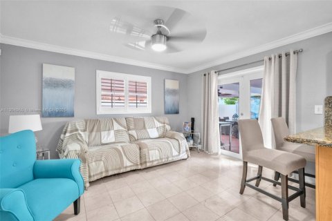 House in Miami, Florida 4 bedrooms, 186.27 sq.m. № 1955951 - photo 25