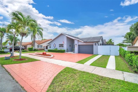 House in Miami, Florida 4 bedrooms, 186.27 sq.m. № 1955951 - photo 2