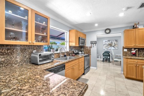 House in Miami, Florida 4 bedrooms, 186.27 sq.m. № 1955951 - photo 27