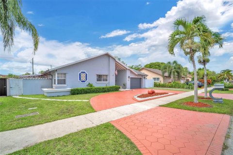 House in Miami, Florida 4 bedrooms, 186.27 sq.m. № 1955951 - photo 5