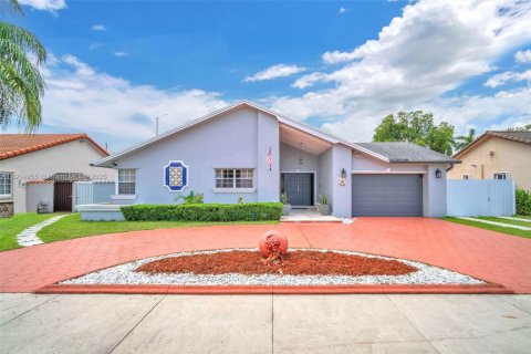 House in Miami, Florida 4 bedrooms, 186.27 sq.m. № 1955951 - photo 4