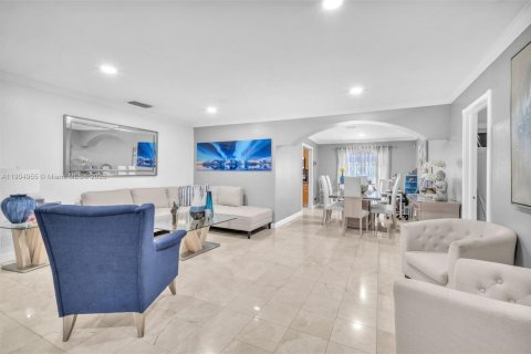 House in Miami, Florida 4 bedrooms, 186.27 sq.m. № 1955951 - photo 17