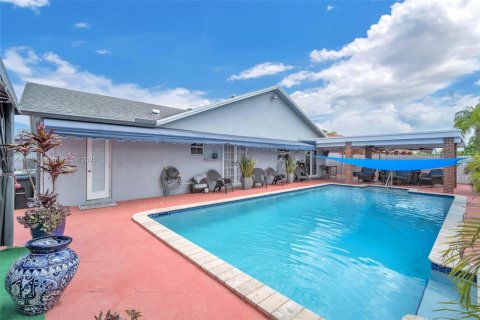 House in Miami, Florida 4 bedrooms, 186.27 sq.m. № 1955951 - photo 10