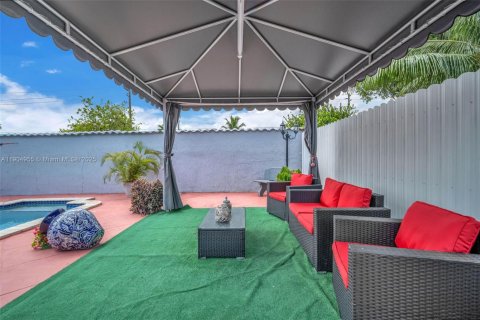 House in Miami, Florida 4 bedrooms, 186.27 sq.m. № 1955951 - photo 15