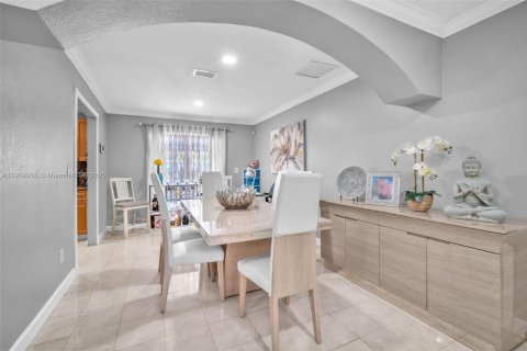 House in Miami, Florida 4 bedrooms, 186.27 sq.m. № 1955951 - photo 20