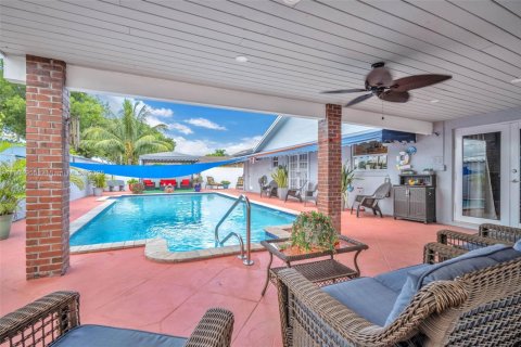 House in Miami, Florida 4 bedrooms, 186.27 sq.m. № 1955951 - photo 11