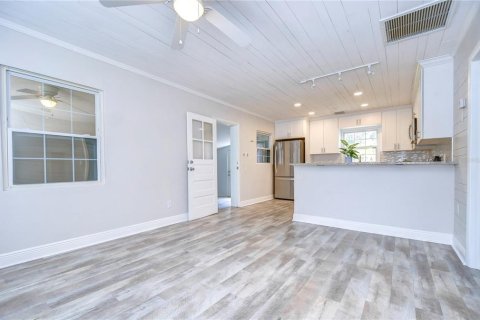 Casa en alquiler en Saint Petersburg, Florida, 2 dormitorios, 90.58 m2 № 2283731 - foto 7