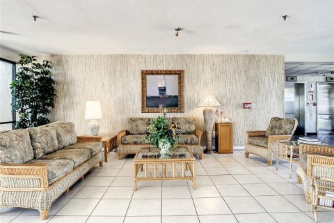 Снять в аренду кондоминиум в Мадейра - Бич, Флорида 3 комнаты, 102.19м2, № 2209540 - фото 28