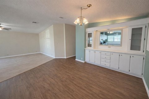 Apartment in Leesburg, Florida 2 bedrooms, 124.86 sq.m. № 2393845 - photo 4