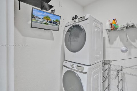 House in Homestead, Florida 3 bedrooms, 156.54 sq.m. № 1819685 - photo 8