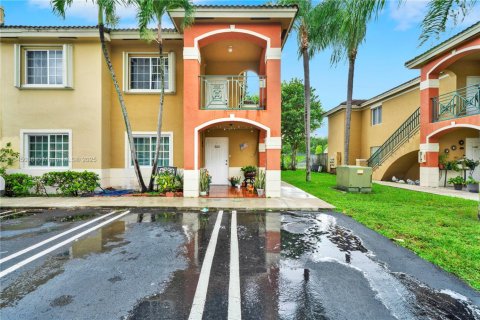 Touwnhouse à vendre à Miami, Floride: 3 chambres, 104.98 m2 № 1849116 - photo 1