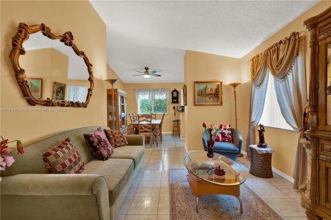 Touwnhouse à vendre à Miami, Floride: 3 chambres, 104.98 m2 № 1849116 - photo 7