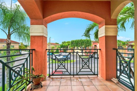 Touwnhouse à vendre à Miami, Floride: 3 chambres, 104.98 m2 № 1849116 - photo 2