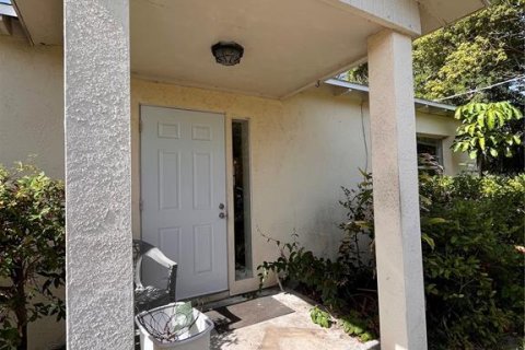 House in Tampa, Florida 2 bedrooms, 69.58 sq.m. № 2198310 - photo 2