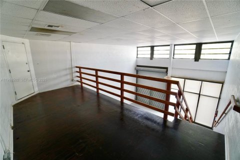 Propiedad comercial en venta en Miami, Florida № 2029637 - foto 5