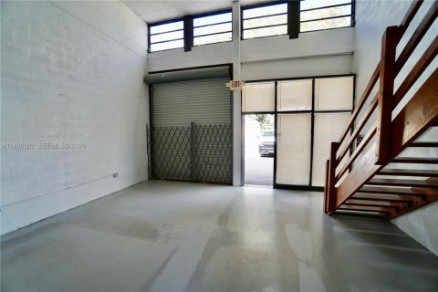 Propiedad comercial en venta en Miami, Florida № 2029637 - foto 7