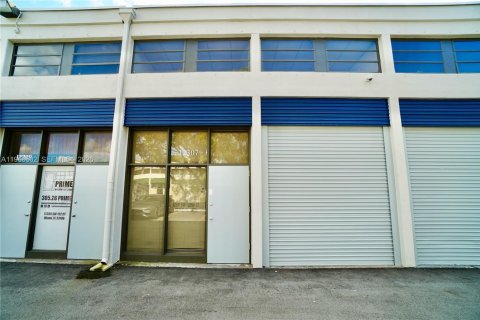 Propiedad comercial en venta en Miami, Florida № 2029637 - foto 2